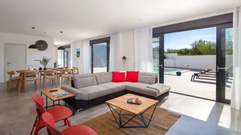 Otok Brač, Milna – Novoizgrađena luksuzna vila od 370m2 s velikim hidromasažnim bazenom