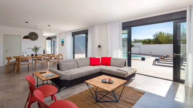Otok Brač, Milna – Novoizgrađena luksuzna vila od 370m2 s velikim hidromasažnim bazenom