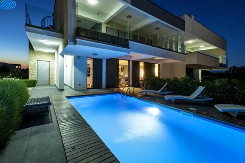 Zadar, Sukošan – Ekskluzivna dvoetažna vila s bazenom, 170 m²