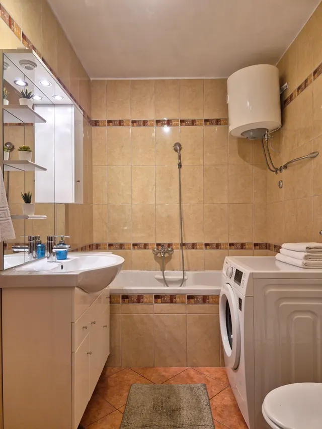 Split, Žnjan - Dvosoban stan s lođom i pogledom na more 57 m²