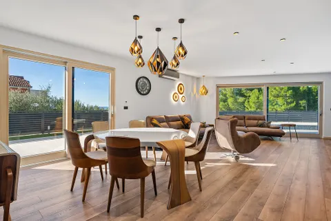 Split, Strožanac - Moderna vila s pogledom na more, bazenom i pomoćnim objektom 50 m2