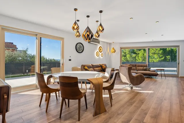 Split, Strožanac - Moderna vila s pogledom na more, bazenom i pomoćnim objektom 50 m2