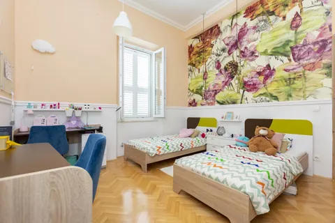 Dugi rat, Jesenice - Prostrani dvosoban stan 76 m2 s balkonom, 50 m od mora