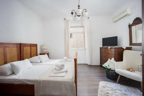Trogir, centar- Kamena kuća 174 m2