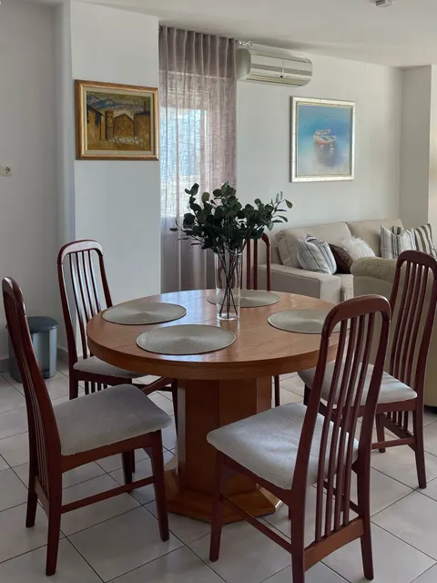 Split, Žnjan - Dvosobni stan sa loggiom i pogledom na more 100 m2