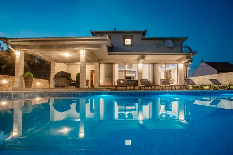 Imotski, Proložac - Moderno uređena vila 277 m2 na parceli 1360 m2 u mirnom okruženju