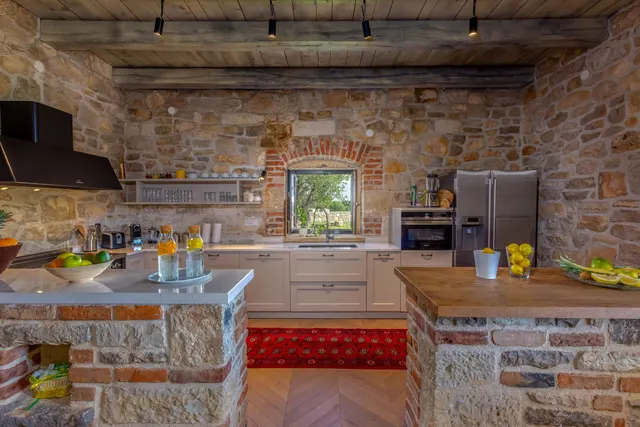 Zadar, Murvica – Prekrasna kamena vila s teniskim terenom na parceli 7800 m2