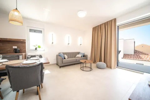 Zadar, Vrsi – trosobni apartmani s bazenom i pogledom na more