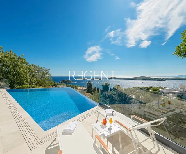 Hvar – Moderna vila s pogledom na more 195 m2