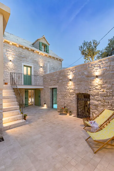Brač, Pučišća - Prekrasna kamena vila 120 m2