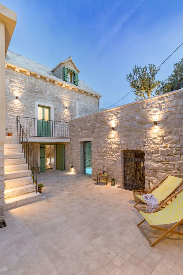 Brač, Pučišća - Prekrasna kamena vila 120 m2