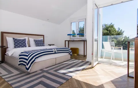 Trogir - Moderan, peterosobni penthouse s terasom i pogledom na more 185 m2