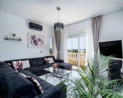 Split, Kaštela - Vila s bazenom i pogledom na more 333 m2