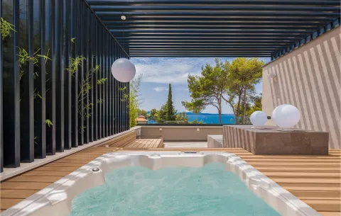 Zadar – Moderna vila okružena zelenilom s pogledom na more
