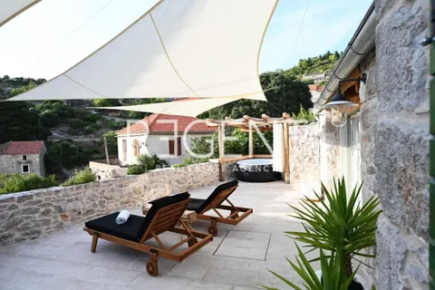 Hvar - Kamena kuća modernog dizajna 70m2