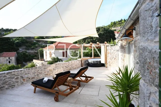 Hvar - Kamena kuća modernog dizajna 70m2