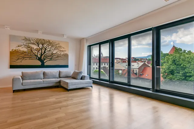 Zagreb, Ban Centar – Trosoban stan 131 m2 najam
