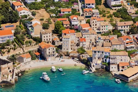 Vis, Komiža - Kamena kuća na samoj plaži