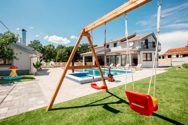 Imotski, Proložac - Moderno uređena vila 277 m2 na parceli 1360 m2 u mirnom okruženju