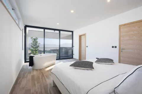 Krk, Linardići - Moderna luksuzna vila s infinity bazenom i pogledom na more 200m2