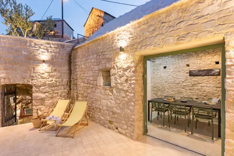 Brač, Pučišća - Prekrasna kamena vila 120 m2