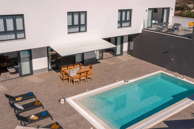 Otok Brač, Milna – Novoizgrađena luksuzna vila od 370m2 s velikim hidromasažnim bazenom