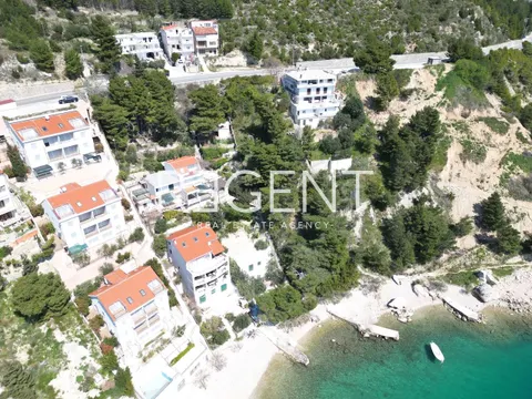 Omiš, Stanići - građevinsko zemljište 1214 m2 s projektom