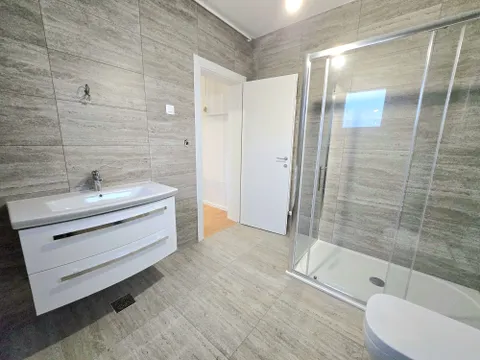 Sveta Nedelja, Kerestinec- Trosoban stan 100 m2 s vrtom