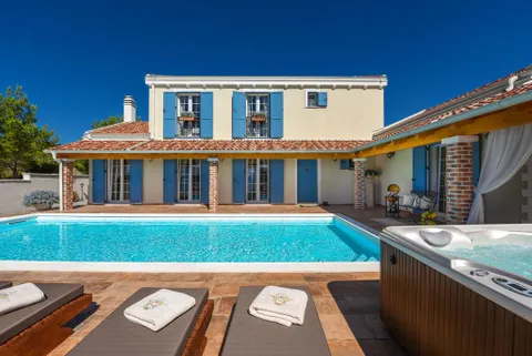 Zadar, Novigrad – Rustikalna vila sa teniskim terenom