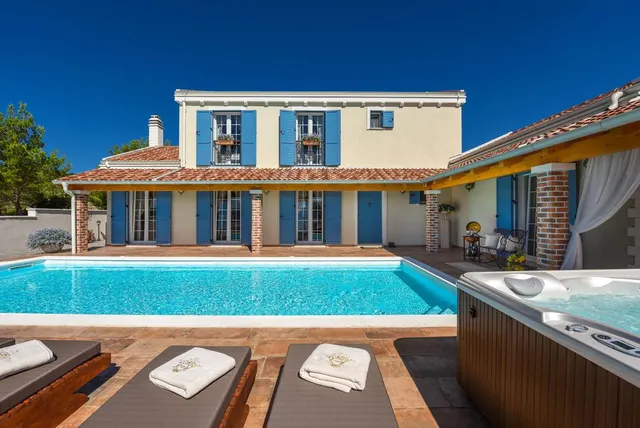 Zadar, Novigrad – Rustikalna vila sa teniskim terenom