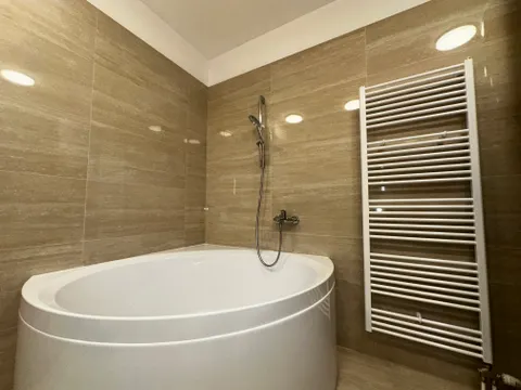 Split, Podstrana - Kuća sa tri stambene jedinice i pogledom na more 340m2