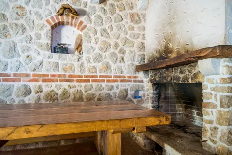 Dubrovnik, Zaton - Kamena kuća sa teniskim terenom i maslinikom