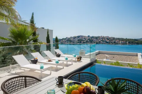 Šibenik, Rogoznica – Moderna vila s panoramskim pogledom na more