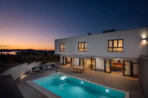 Otok Brač, Milna – Novoizgrađena luksuzna vila od 370m2 s velikim hidromasažnim bazenom