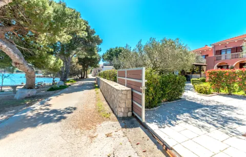 Otok Ugljan – Prekrasne kamene kuće prvi red do mora