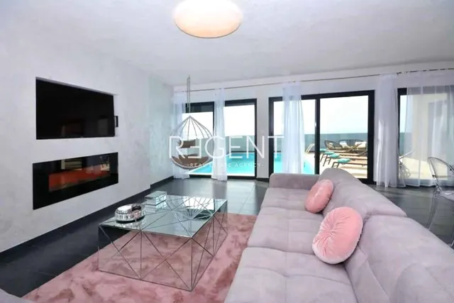 Split, Podstrana – Zapanjujuća villa s pogledom na more 250 m2