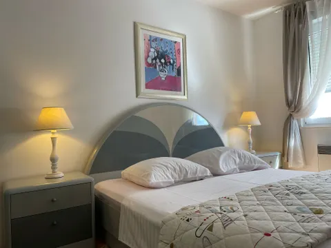 Split, Žnjan - Dvosobni stan sa loggiom i pogledom na more 100 m2