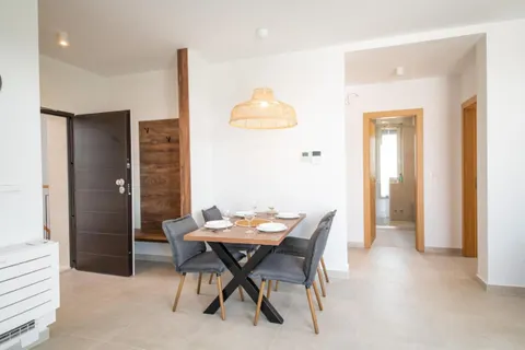 Zadar, Vrsi – trosobni apartmani s bazenom i pogledom na more