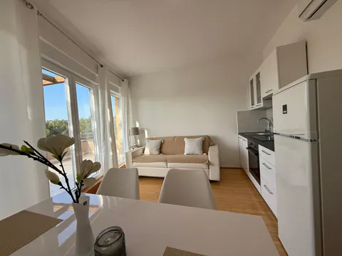 Šibenik, Podsolarsko - Moderna garsonjera s prostranom terasom 38 m2