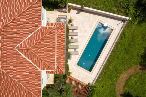 Istra, Višnjan - Luksuzna vila s bazenom i panoramskim pogledom 170 m2