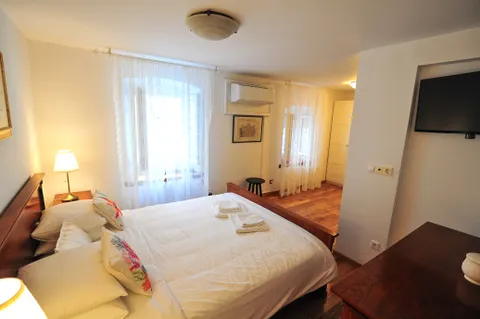 Korčula - Prekrasna kamena kuća u srcu staroga grada 130 m2