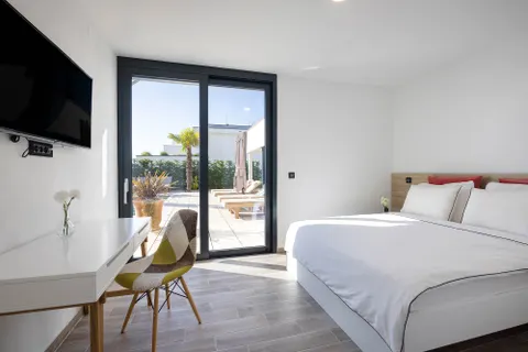 Krk, Linardići - Luksuzna vila s pogledom na more, infinity bazenom i saunom 350m2