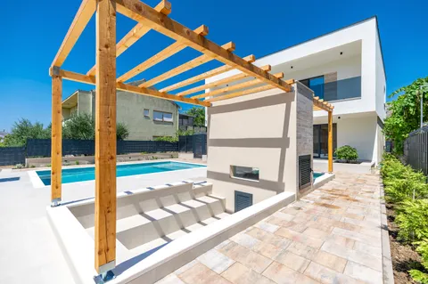Trogir - Nova moderna vila od 300m2 s bazenom i jacuzzijem