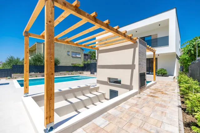 Trogir - Nova moderna vila od 300m2 s bazenom i jacuzzijem