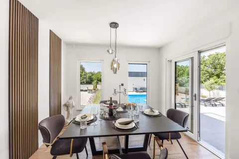 Istra – Kuća s bazenom na parceli 780m2