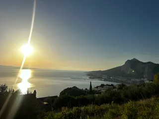 Omiš - Građevinsko zemljište s projektom luksuzne vile s bazenom 664 m2
