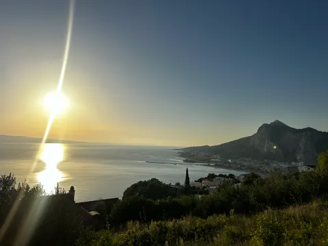 Omiš - Građevinsko zemljište s projektom luksuzne vile s bazenom 664 m2