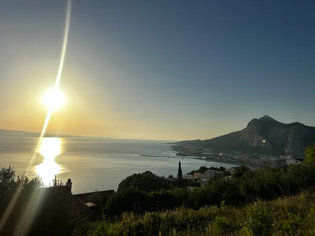 Omiš - Građevinsko zemljište s projektom luksuzne vile s bazenom 664 m2