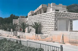 Brač, Bol - Vila u izgradnji s dovršenim pomoćnim objektom na zemljištu 1827 m2
