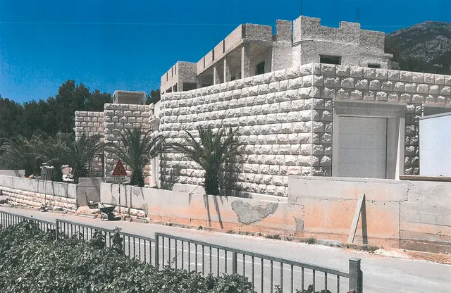 Brač, Bol - Vila u izgradnji s dovršenim pomoćnim objektom na zemljištu 1827 m2